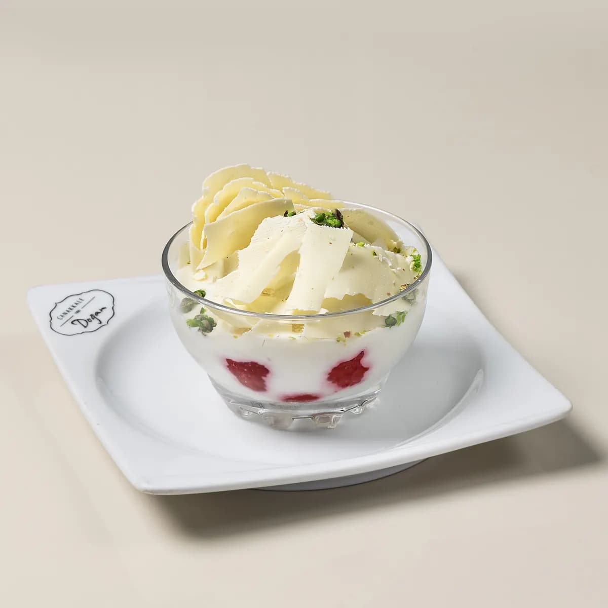 Beyaz çikolatalı profiterol