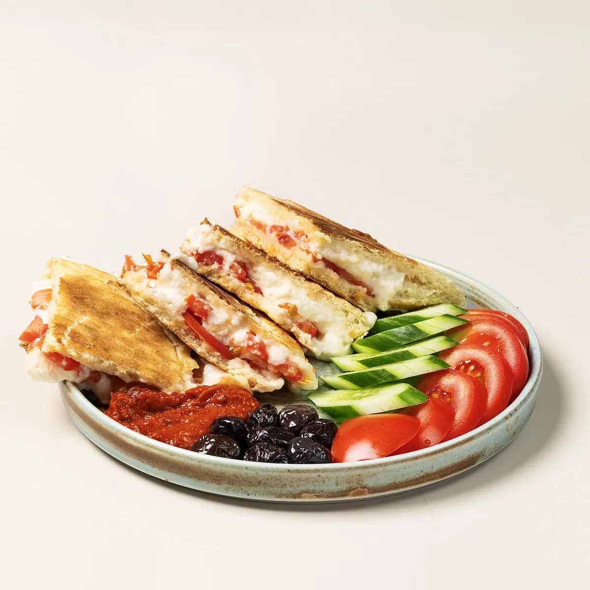 Beyaz peynirli domatesli tost