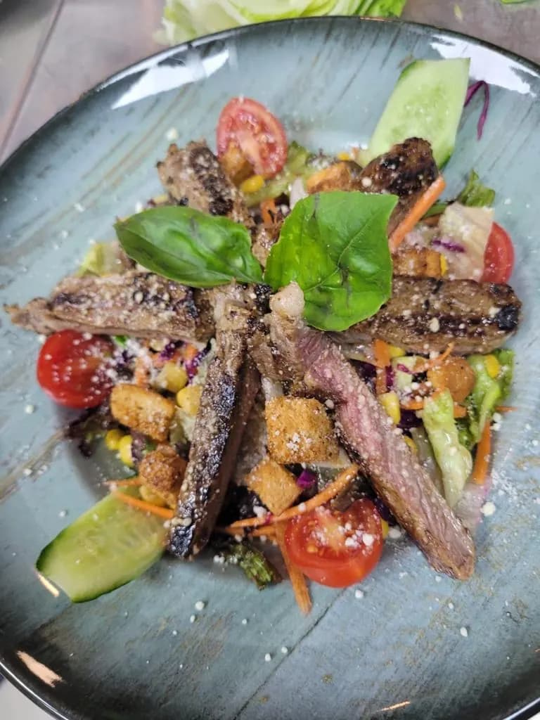 Izgara bonfileli salata