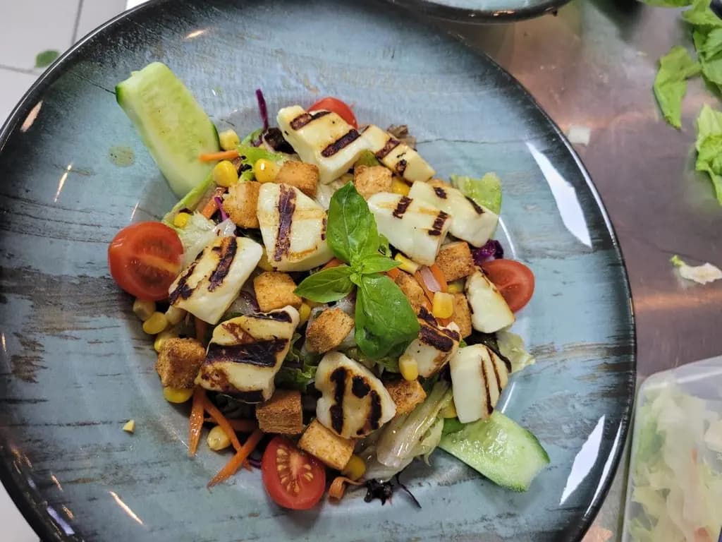 Izgara hellimli salata