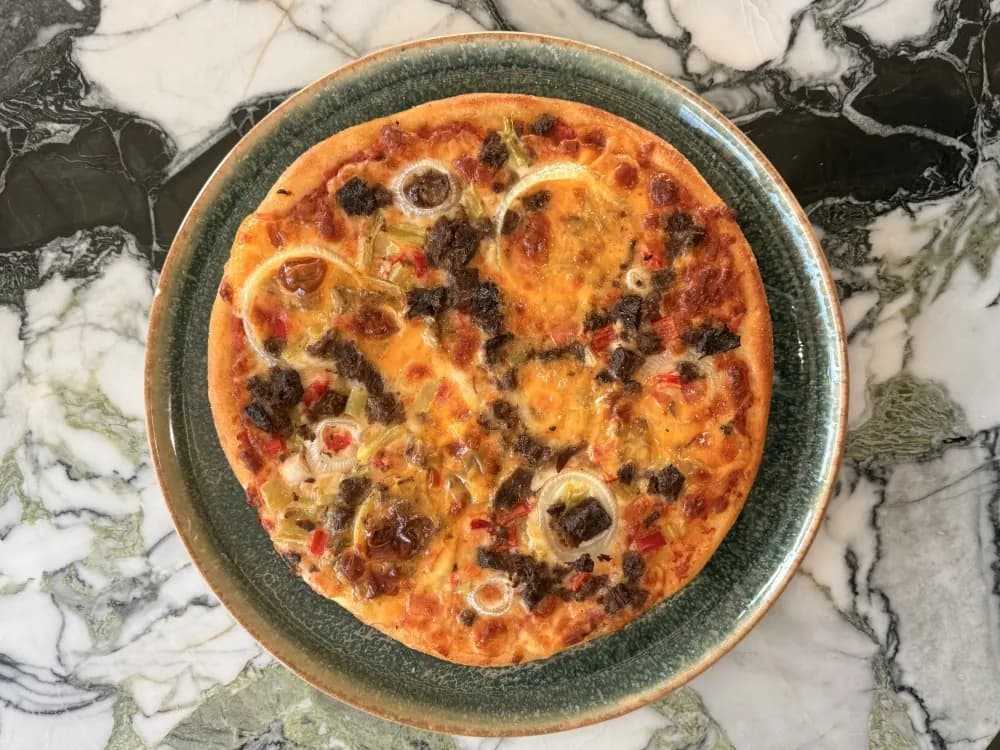 Kavurma cheddarlı pizza