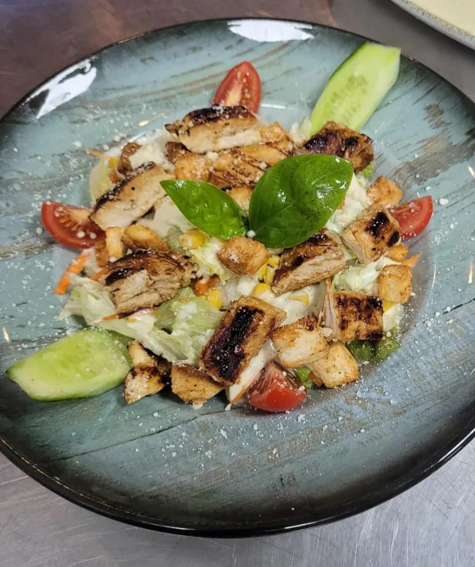 Tavuklu Sezar salata